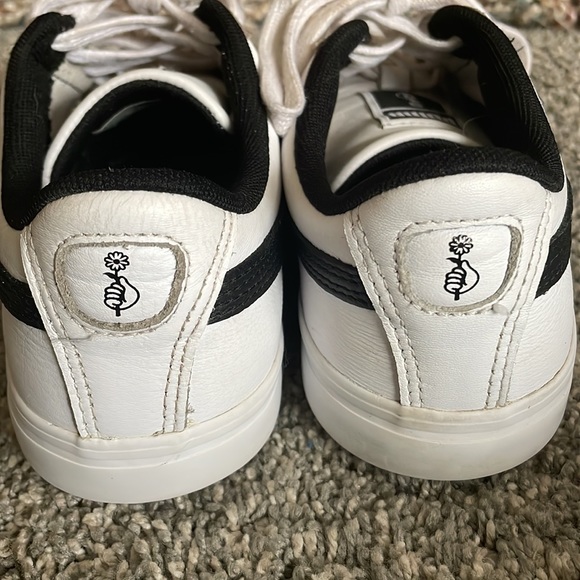 Sneakers - Picture 2 of 4